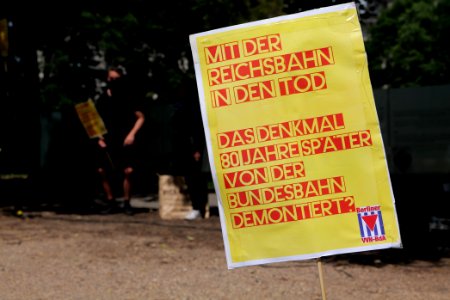 VVN-BdA protest at Sinti and Roma memorial 2020-06-06 04