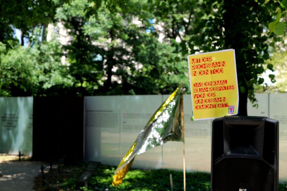 VVN-BdA protest at Sinti and Roma memorial 2020-06-06 13