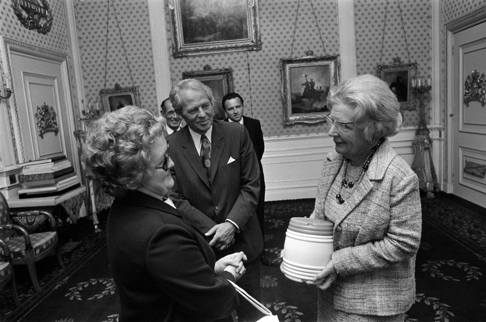 W.J. van de Wind (hoofd van de dienst Nederlandse haringcontrole) (l) biedt koni, Bestanddeelnr 927-2365