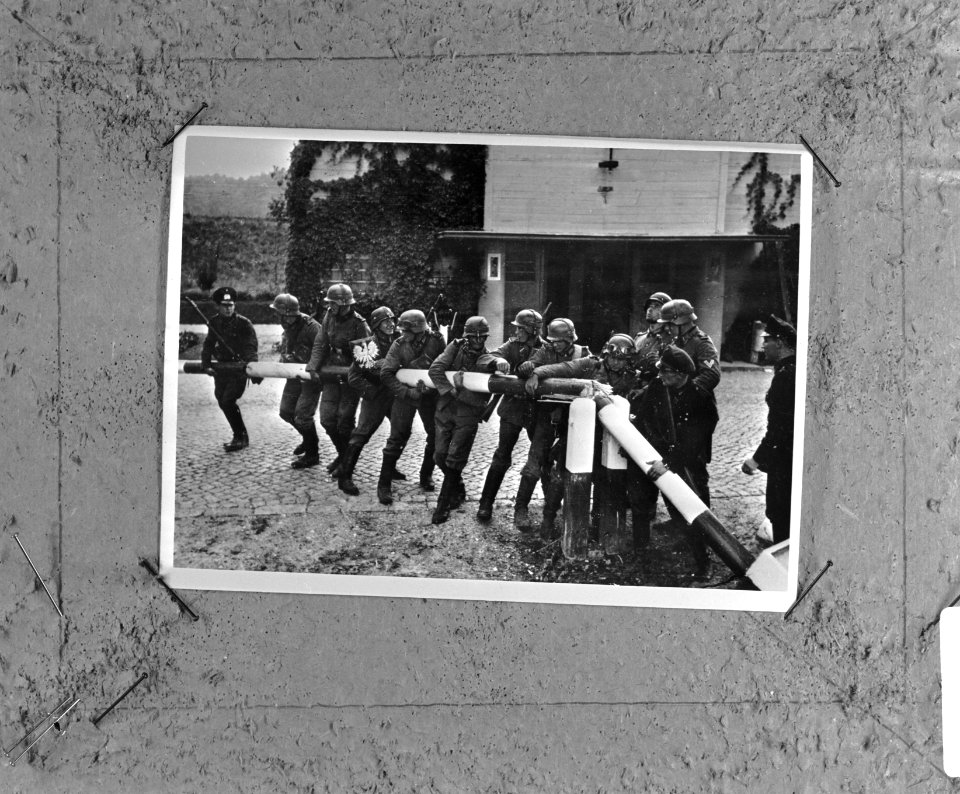 W.O.II soldaten van het Duitse leger verwijderen de grenspaal tussen Polen en D, Bestanddeelnr 922-7260