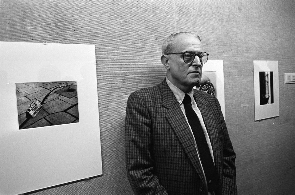 W. F. Hermans bij zijn fotos op 5 september jongst leden geopende fototentoonste, Bestanddeelnr 933-7516