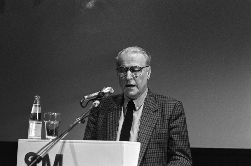 W. F. Hermans bij zijn fotos op 5 september jongst leden geopende fototentoonste, Bestanddeelnr 933-7517