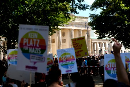VVN-BdA protest at Sinti and Roma memorial 2020-08-01 15