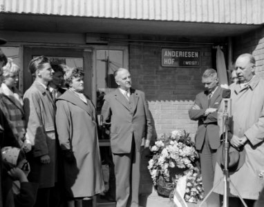 W. Andriesenhof in Geuzenveld geopend (bekende voetballer V.l.n.r. Wim Andriesse, Bestanddeelnr 908-5966
