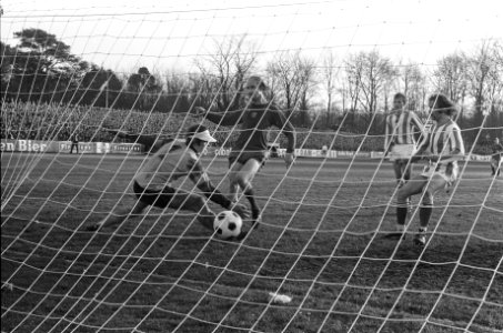 Wageningen tegen Ajax -02, Geels scoort tweede doelpunt langs keeper Van Geffen, Bestanddeelnr 927-7150