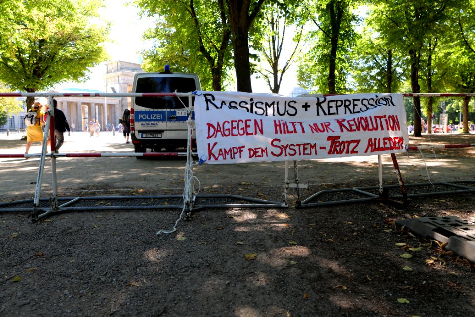 VVN-BdA protest at Sinti and Roma memorial 2020-08-01 13