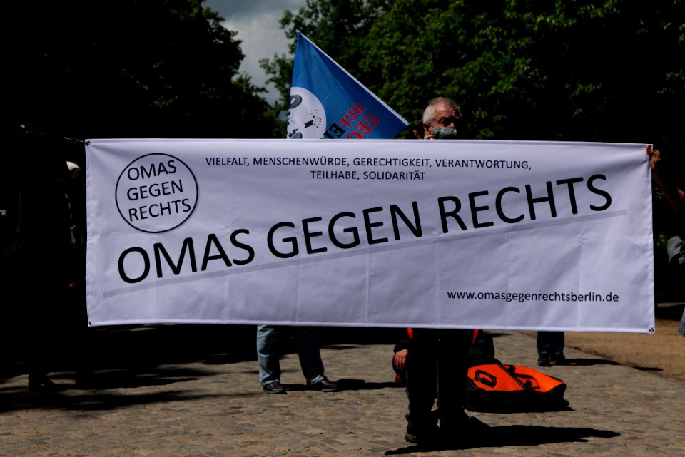VVN-BdA protest at Sinti and Roma memorial 2020-06-06 07