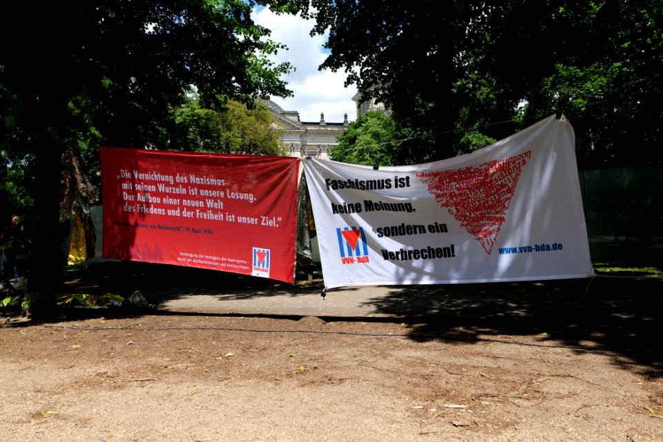 VVN-BdA protest at Sinti and Roma memorial 2020-06-06 01