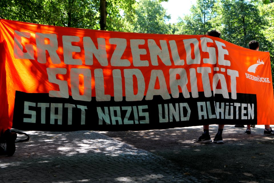 VVN-BdA protest at Sinti and Roma memorial 2020-08-01 02