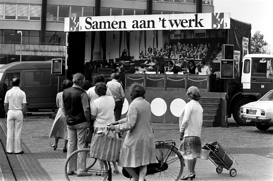 VVD-verkiezingskaravaan in Amsterdam in verband met de komende verkiezingen Kamerleden achter de regeringstafel, Bestanddeelnr 931-5000