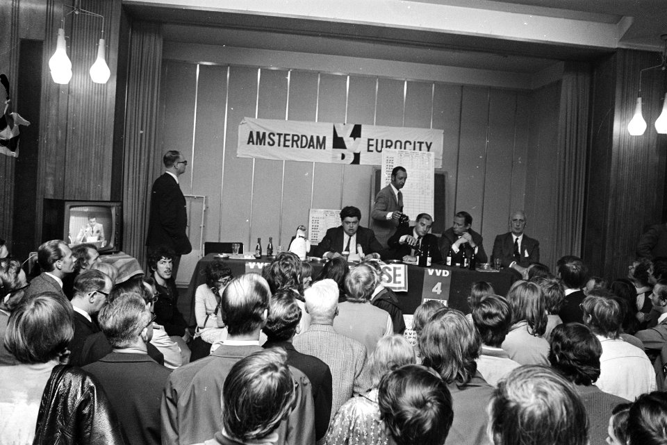 VVD-verkiezingsuitslagenvergadering, Krasnapolsky Amsterdam overzicht, Bestanddeelnr 923-5703