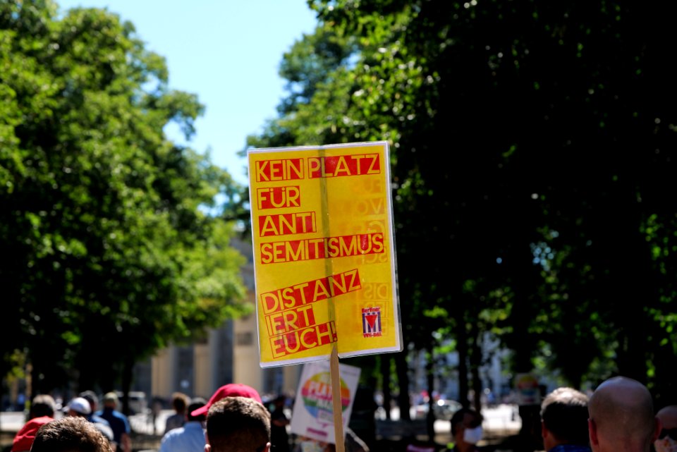 VVN-BdA protest at Sinti and Roma memorial 2020-08-01 06