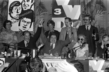 VVD-verkiezingsbijeenkomst in Krasnapolsky, Vonhoff (midden) juichend, Bestanddeelnr 926-0636