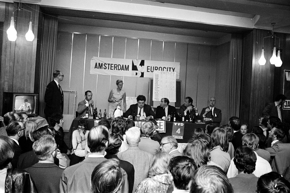 VVD-verkiezingsuitslagenvergadering, Krasnapolsky Amsterdam overzicht, Bestanddeelnr 923-5704