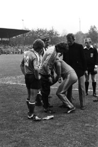 Wageningen tegen Excelsior 3-0, keeper Vermunt van Excelsior (midden) moet het v, Bestanddeelnr 929-7309