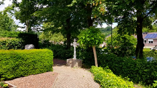 Wahlwiller-kerkhofkruis achter kerk (1)