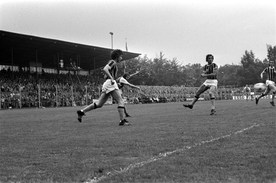 Wageningen tegen Vitesse 1-1 (Wageningen naar eredivisie). Van links naar rechts, Bestanddeelnr 927-2435