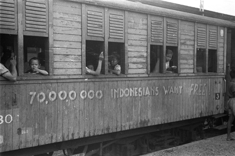Wagon van de trein met opschrift 70000000 Indonesians want free, Bestanddeelnr 120A-6-4