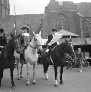 Wageningen 700 jaar stadsrechten Jong en oud loopt in klederdracht door de stad, Bestanddeelnr 915-2553