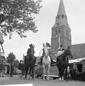 Wageningen 700 jaar stadsrechten Jong en oud loopt in klederdracht door de stad, Bestanddeelnr 915-2552