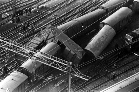 Wagons ontspoord ten westen van Centraal Station te Amsterdam, overzicht, Bestanddeelnr 920-0177