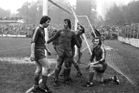 Wageningen tegen PSV 1-1, nr 30 Van der Kuylen (midden) heeft bal door het net , Bestanddeelnr 927-5574
