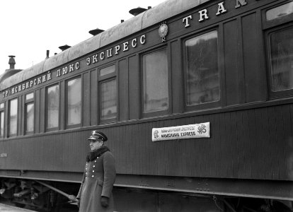 Wagon van de Russische Mantjoerije Express bij Stoubcy, met een Poolse officier, Bestanddeelnr 190-1162 photo