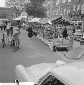 Wageningen 700 jaar stadsrechten Jong en oud loopt in klederdracht door de stad, Bestanddeelnr 915-2554