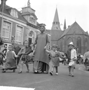 Wageningen 700 jaar stadsrechten Jong en oud loopt in klederdracht door de stad, Bestanddeelnr 915-2550