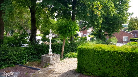 Wahlwiller-kerkhofkruis achter kerk (5)