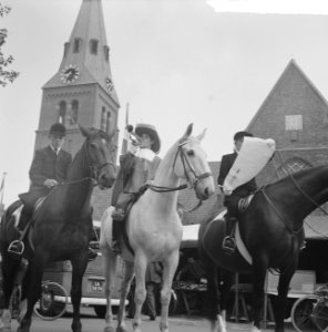 Wageningen 700 jaar stadsrechten Jong en oud loopt in klederdracht door de stad, Bestanddeelnr 915-2557