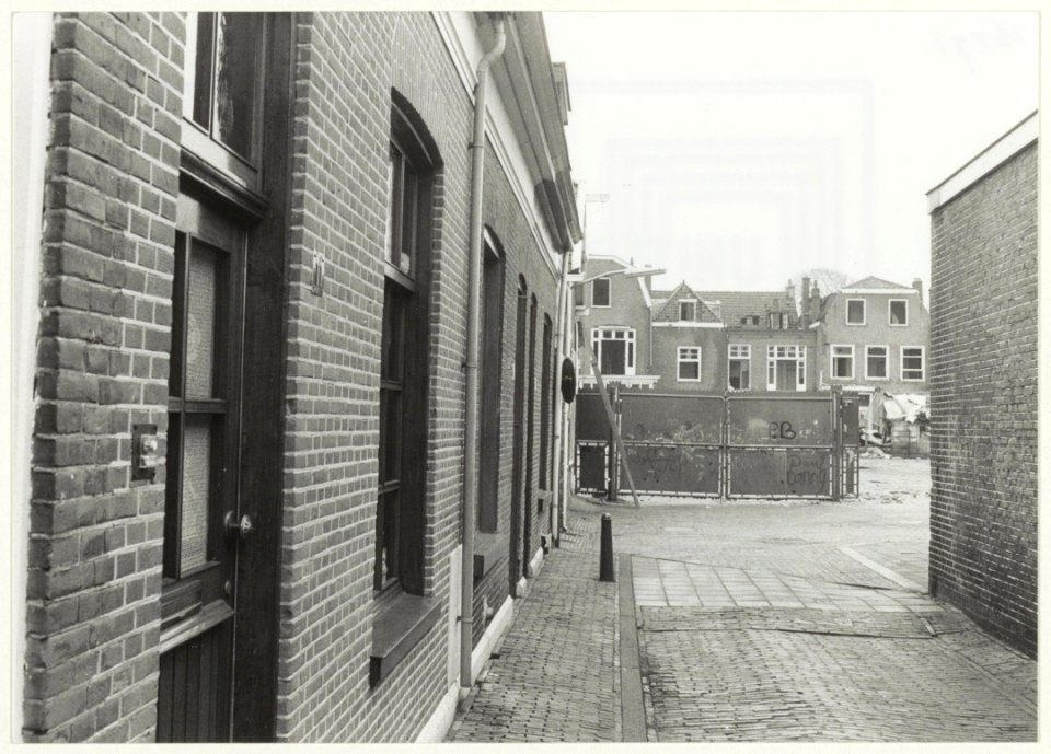Wagenmakerslaan, ziende naar het zuiden. Op de achtergrond de achtergevels van de huizen aan de Baan. NL-HlmNHA 54016571