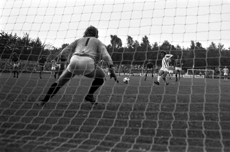 Wageningen tegen Volendam 2-0, strafschop voor Wageningen, Bestanddeelnr 926-4374