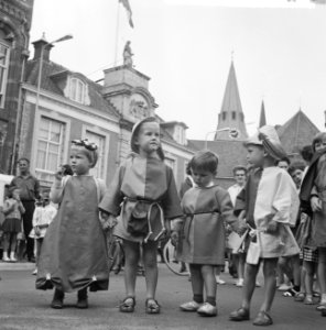 Wageningen 700 jaar stadsrechten Jong en oud loopt in klederdracht door de stad, Bestanddeelnr 915-2551