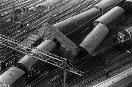 Wagons ontspoord ten westen van Centraal Station te Amsterdam, overzicht, Bestanddeelnr 920-0178