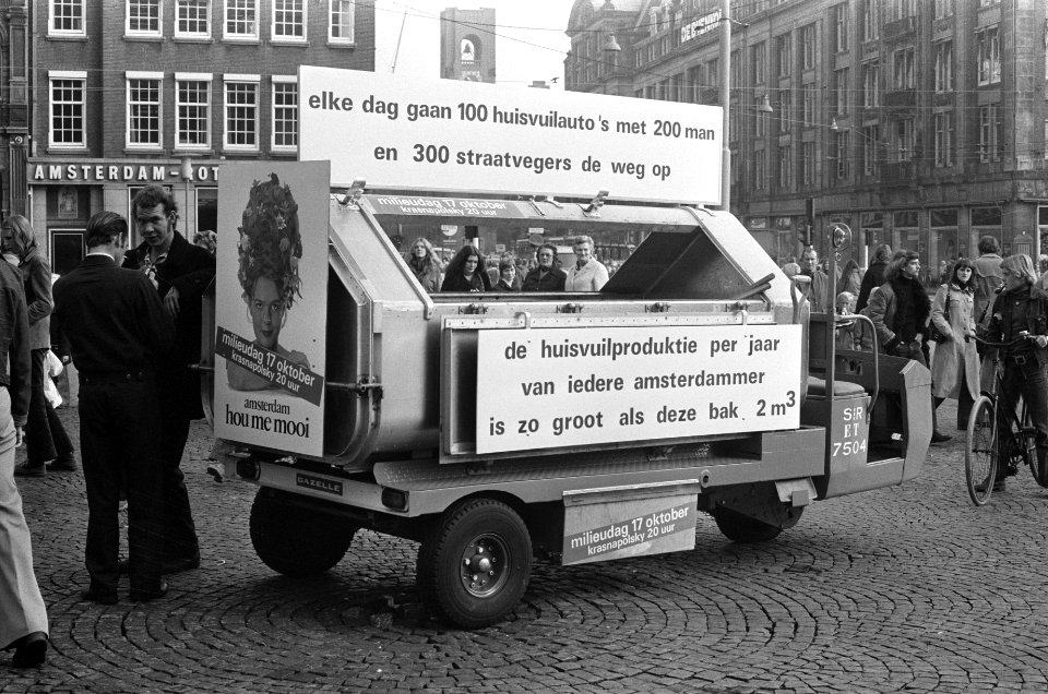Wagentje van gemeentereiniging op de Dam ivm milieu-dag, Bestanddeelnr 925-9557