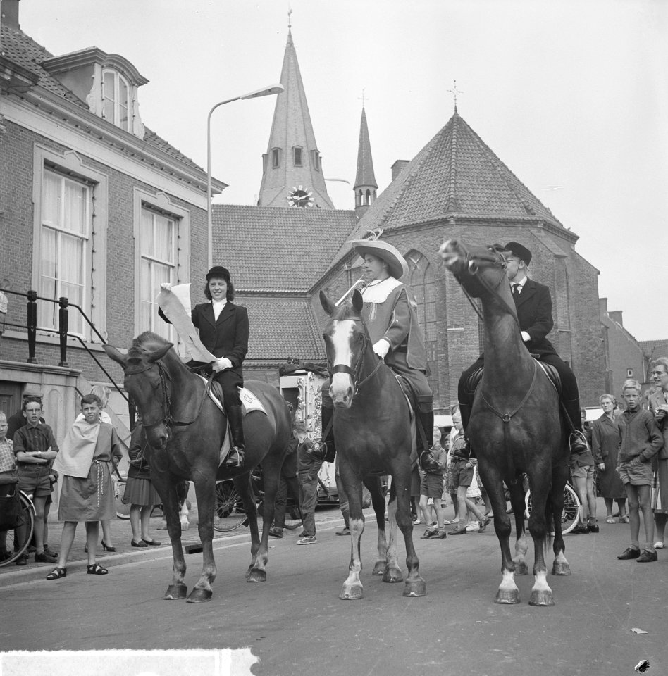 Wageningen 700 jaar stadsrechten Oud Wageningse klederdracht te paard, Bestanddeelnr 915-2549