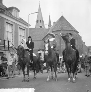 Wageningen 700 jaar stadsrechten Oud Wageningse klederdracht te paard, Bestanddeelnr 915-2549