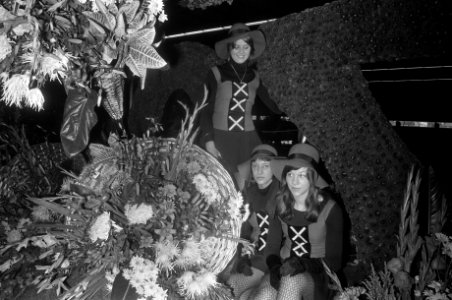 Wagens bloemencorso opgesteld in Aalsmeer meisjes met wapen van Amsterdam bij e, Bestanddeelnr 928-1393