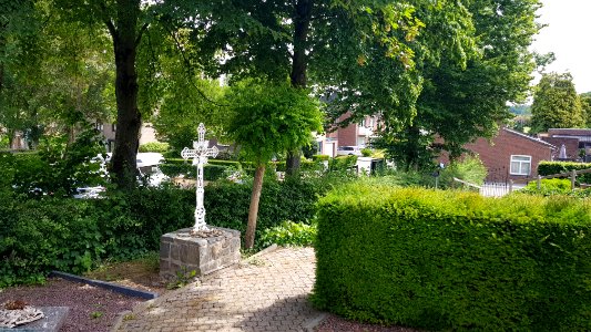 Wahlwiller-kerkhofkruis achter kerk (4)