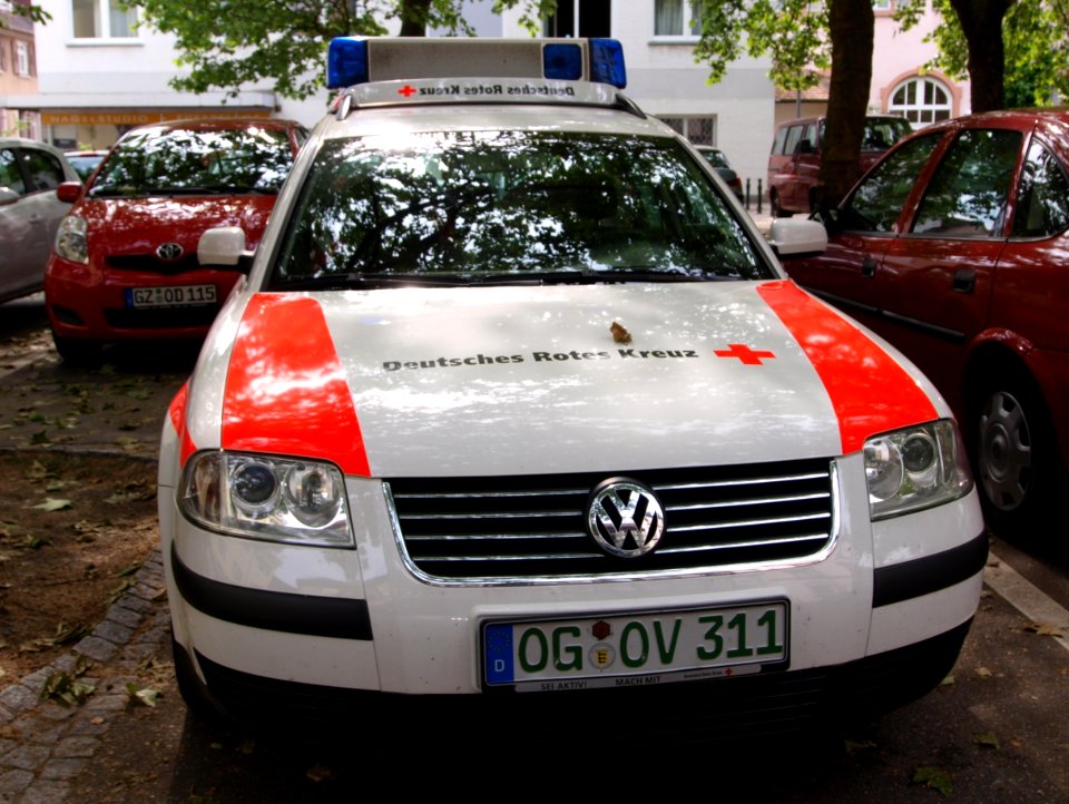 VW Passat TDI Deutsches Rotes Kreuz pic1