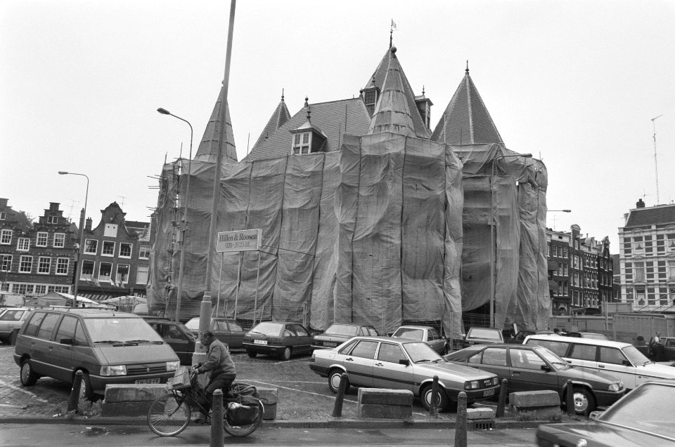 Waaggebouw (Nieuwmarkt Amsterdam) in plastic ingepakt in verband met restauratie, Bestanddeelnr 934-2562
