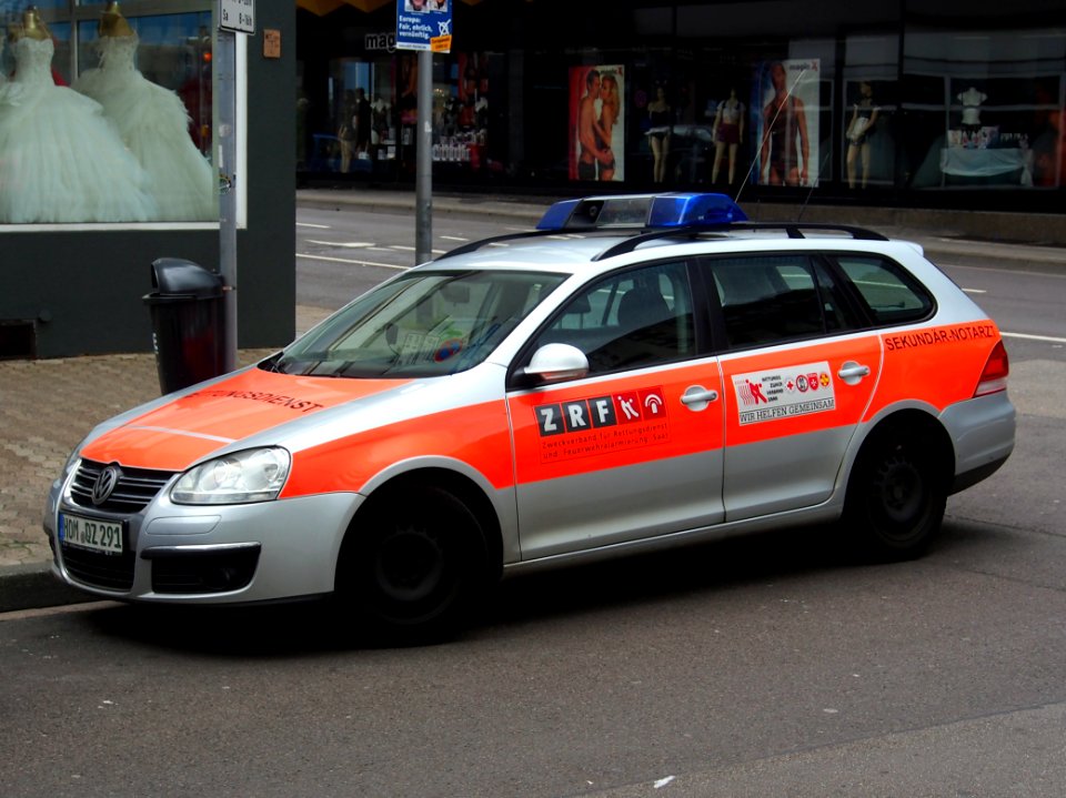 VW Rettungsdienst Notarzt aus Homburg in Saarbruecken, bild1