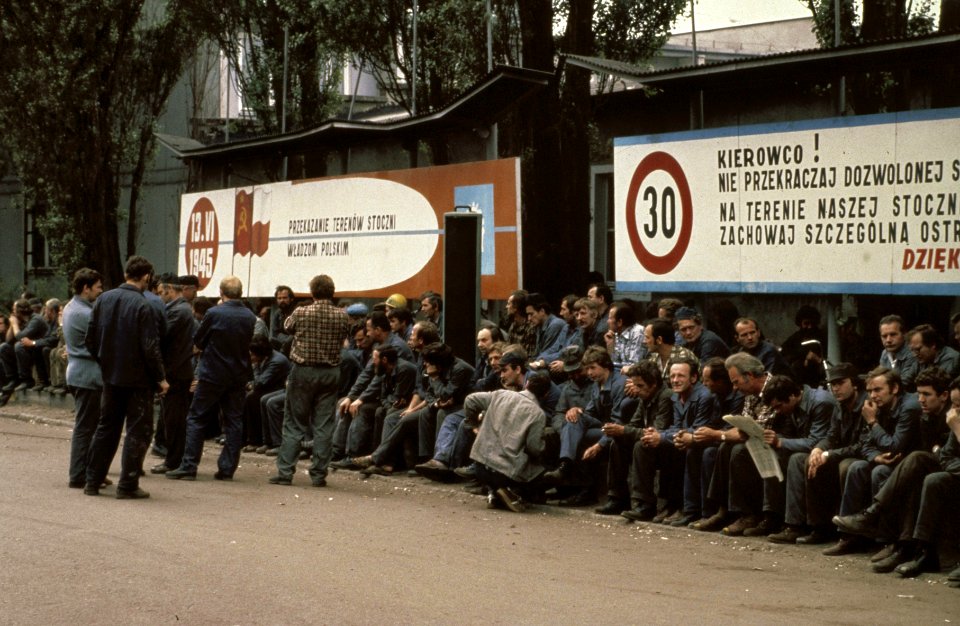 Wachtende stakers van de Leninwerf, Bestanddeelnr 253-8308