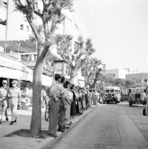 Wachtenden bij een bushalte in de binnenstad van Tel Aviv met in de verte een au, Bestanddeelnr 255-1324