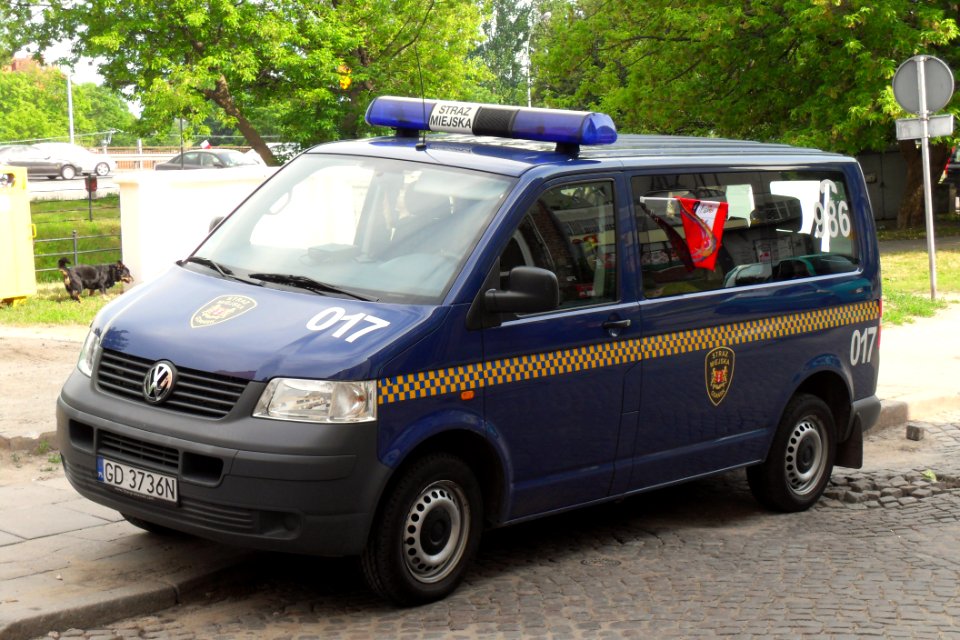 VW Transporter na ulicy Zaroślak w Gdańsku