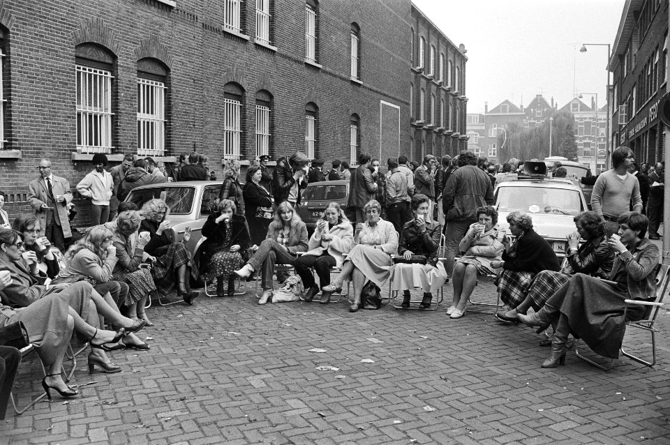 Wachtende vrouwen en stakers voor het Huis van Bewaring, Bestanddeelnr 930-4810
