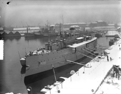 Wachtschip Hr.Ms 'Hertog Hendrik' (A888) aan de kade te Kattenburg, Bestanddeelnr 904-3416