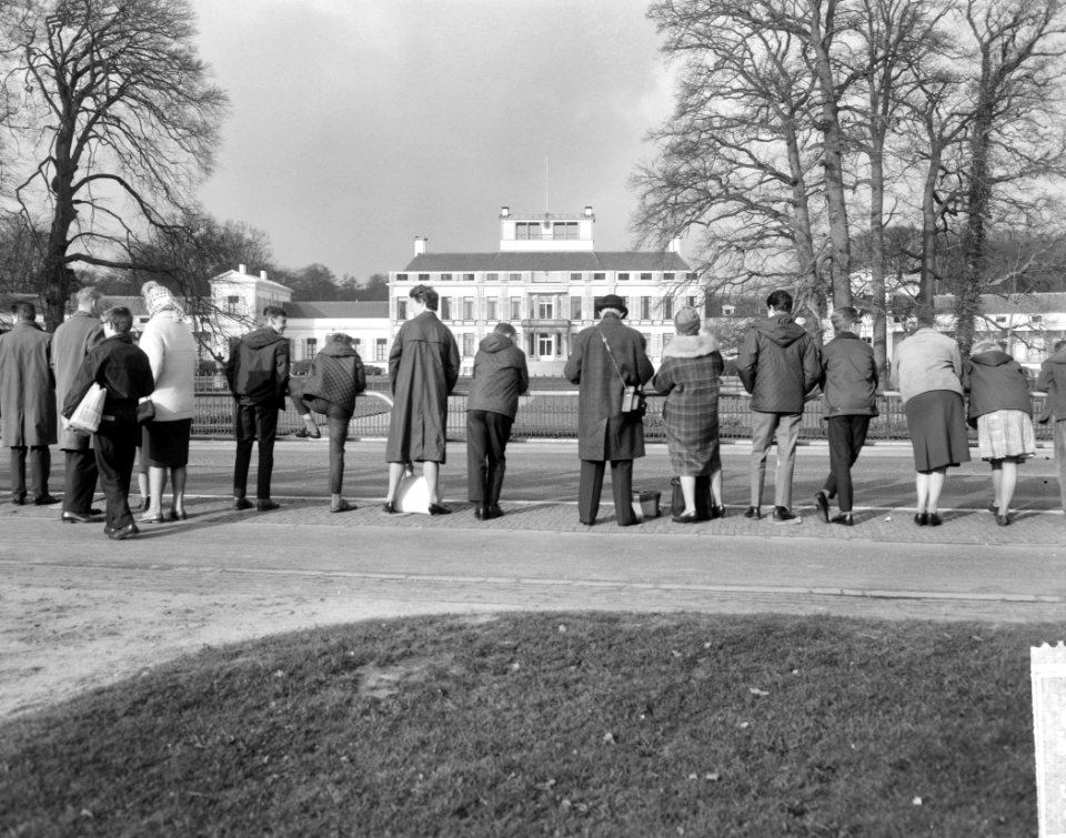 Wachtende mensen bij Paleis Soestdijk, Bestanddeelnr 916-3196