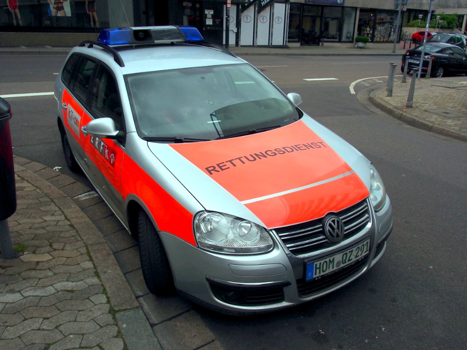 VW Rettungsdienst Notarzt aus Homburg in Saarbruecken, bild3